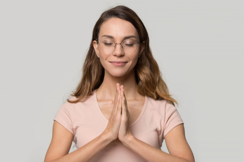 Die innere Kraft durch Meditation stärken - vier einfache Meditationsübungen für den Alltag: Foto: © fizkes / shutterstock / #1289544991